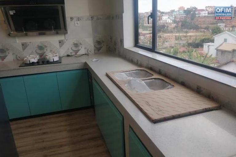 A louer un appartement neuf T4 avec piscine chauff&eacute;e dans une r&eacute;sidence s&eacute;curis&eacute;e proche de shoprite &agrave; Talatamaty. Contact Mr Jacky