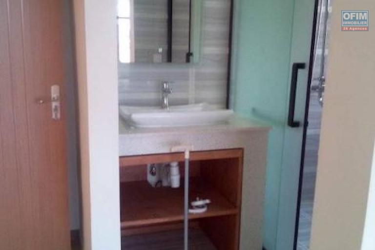 A louer un appartement neuf T4 avec piscine chauff&eacute;e dans une r&eacute;sidence s&eacute;curis&eacute;e proche de shoprite &agrave; Talatamaty. Contact Mr Jacky