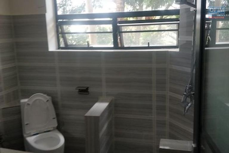 A louer un appartement neuf T4 avec piscine chauff&eacute;e dans une r&eacute;sidence s&eacute;curis&eacute;e proche de shoprite &agrave; Talatamaty. Contact Mr Jacky