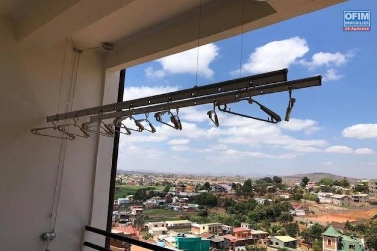 A louer un appartement neuf T4 avec piscine chauff&eacute;e dans une r&eacute;sidence s&eacute;curis&eacute;e proche de shoprite &agrave; Talatamaty. Contact Mr Jacky 034 02 443 04