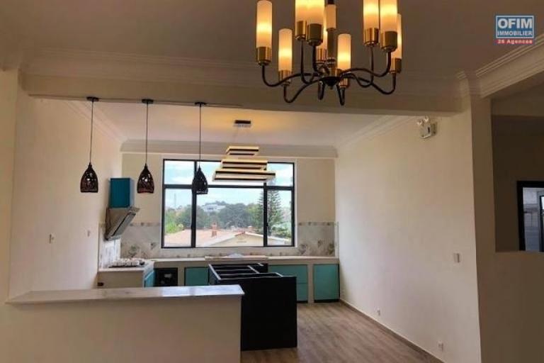 A louer un appartement neuf T4 avec piscine chauff&eacute;e dans une r&eacute;sidence s&eacute;curis&eacute;e proche de shoprite &agrave; Talatamaty. Contact Mr Jacky