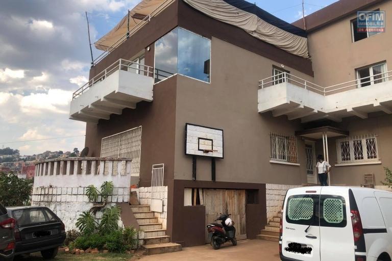 VENTE D'UNE GRANDE MAISON COMPRENANT 4 APPARTEMENTS INDEPENDANTS &agrave; Andohanimandroseza sur un terrain de 800M2. Contact 034 02 443 04