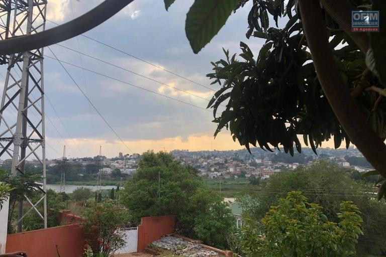 VENTE D'UNE GRANDE MAISON COMPRENANT 4 APPARTEMENTS INDEPENDANTS &agrave; Andohanimandroseza sur un terrain de 800M2. Contact