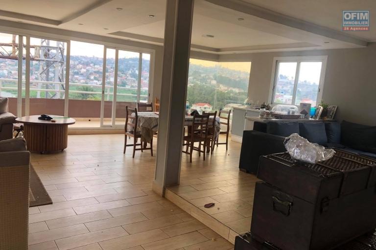VENTE D'UNE GRANDE MAISON COMPRENANT 4 APPARTEMENTS INDEPENDANTS &agrave; Andohanimandroseza sur un terrain de 800M2. Contact 034 02 443 04
