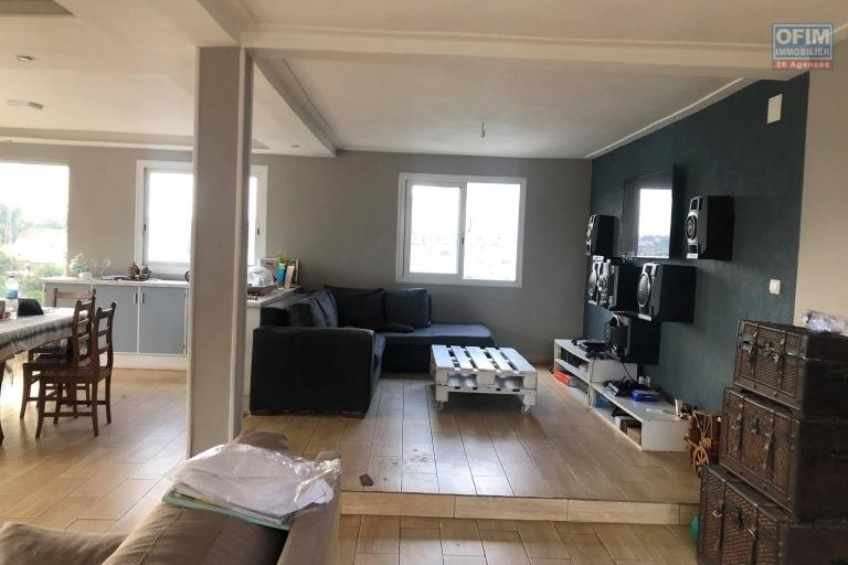 VENTE D'UNE GRANDE MAISON COMPRENANT 4 APPARTEMENTS INDEPENDANTS &agrave; Andohanimandroseza sur un terrain de 800M2. Contact