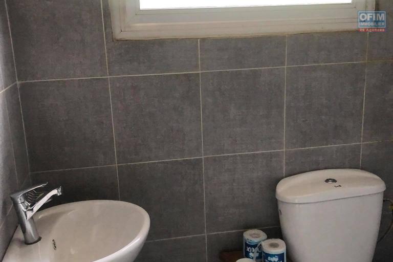 VENTE D'UNE GRANDE MAISON COMPRENANT 4 APPARTEMENTS INDEPENDANTS &agrave; Andohanimandroseza sur un terrain de 800M2. Contact