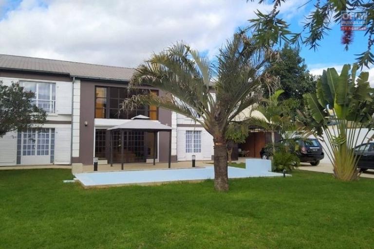 OFIM loue une Villa F6 à étage avec piscine et jardin dans une résidence sécurisée 24/24 à Ambohitrarahaba.LOUE