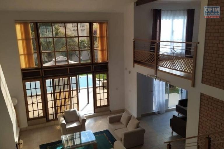 OFIM loue une Villa F6 à étage avec piscine et jardin dans une résidence sécurisée 24/24 à Ambohitrarahaba.LOUE