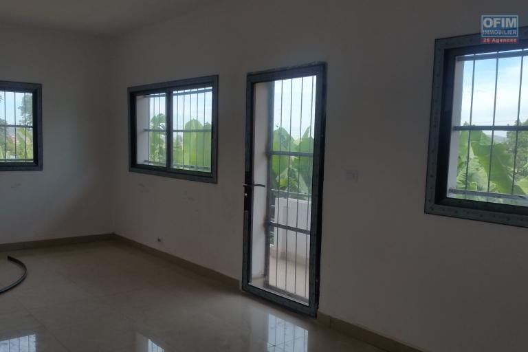 À louer des locaux idéal pour bureau bord de route principale sur la digue non loin de l'ambassade Américain sis à Ambodihady (NON DISPONIBLE)