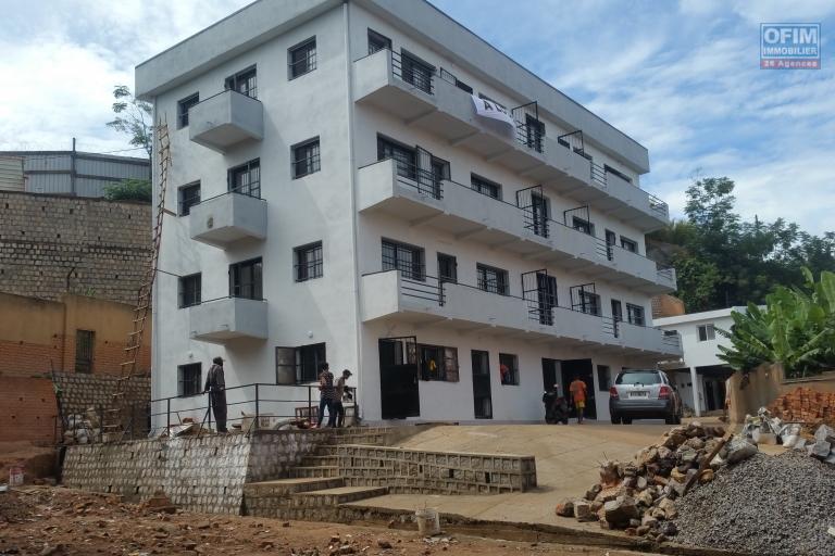 À louer des locaux idéal pour bureau bord de route principale sur la digue non loin de l'ambassade Américain sis à Ambodihady (NON DISPONIBLE)