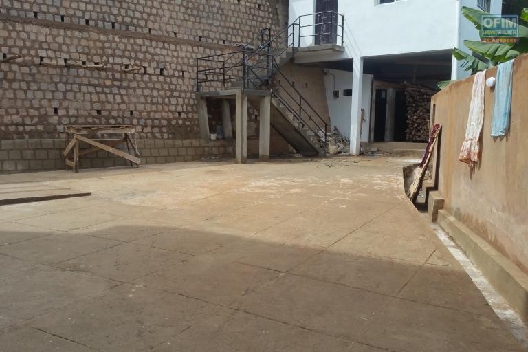 À louer des locaux idéal pour bureau bord de route principale sur la digue non loin de l'ambassade Américain sis à Ambodihady (NON DISPONIBLE)