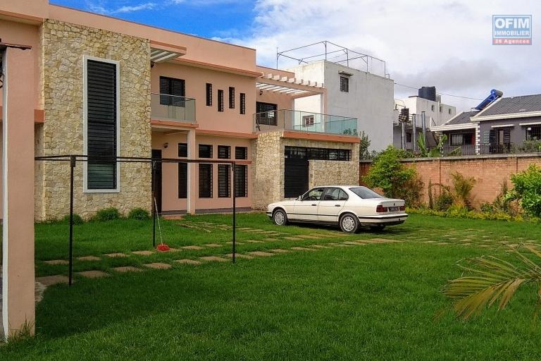 Location spacieuse villa neuve F6 avec jardin dans un quartier calme à Ambohibao Ambohijanahary