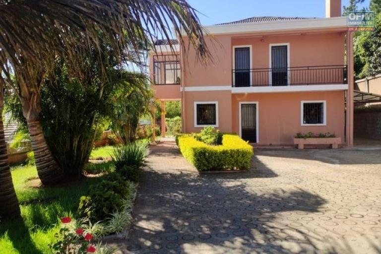 OFIM offre e location une charmante villa à étage de F4 avec une jardin et parking pour 5 voitures à Ambatobe.LOUE
