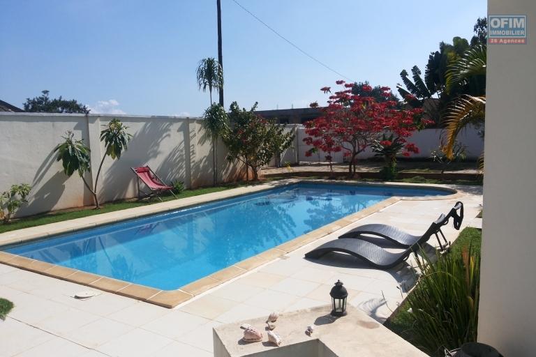 Une villa F6 avec piscine à 5mn à pieds du Lycée à Ambatobe ( NON DISPONIBLE)