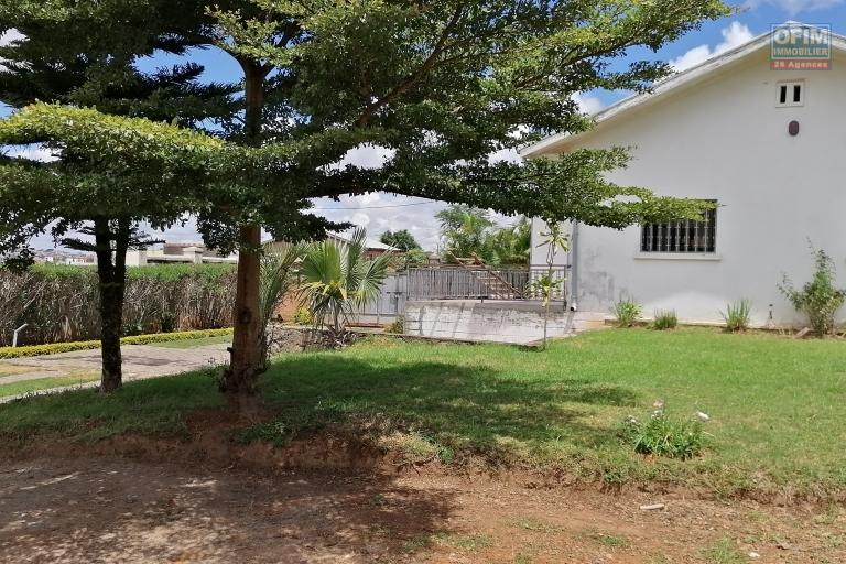 À louer une jolie villa basse de type F4 dans un quartier résidentiel avec accès facile bord de route principale non loin de l'école française primaire C et à 10 minutes de l'aéroport, sis à Ambohijanahary Ambohibao