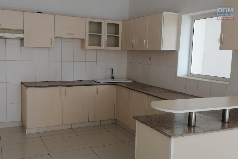 À louer une jolie villa basse de type F4 dans un quartier résidentiel avec accès facile bord de route principale non loin de l'école française primaire C et à 10 minutes de l'aéroport, sis à Ambohijanahary Ambohibao