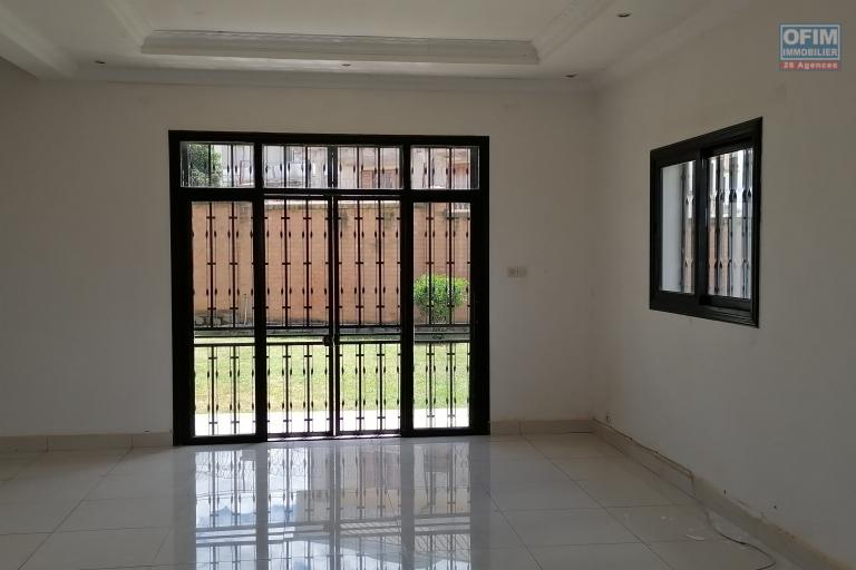 À louer une jolie villa basse de type F4 dans un quartier résidentiel avec accès facile bord de route principale non loin de l'école française primaire C et à 10 minutes de l'aéroport, sis à Ambohijanahary Ambohibao