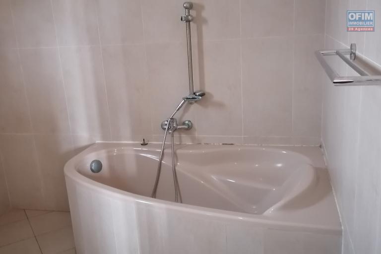 À louer une jolie villa basse de type F4 dans un quartier résidentiel avec accès facile bord de route principale non loin de l'école française primaire C et à 10 minutes de l'aéroport, sis à Ambohijanahary Ambohibao