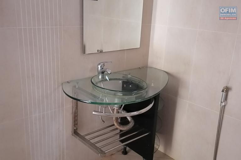 À louer une jolie villa basse de type F4 dans un quartier résidentiel avec accès facile bord de route principale non loin de l'école française primaire C et à 10 minutes de l'aéroport, sis à Ambohijanahary Ambohibao
