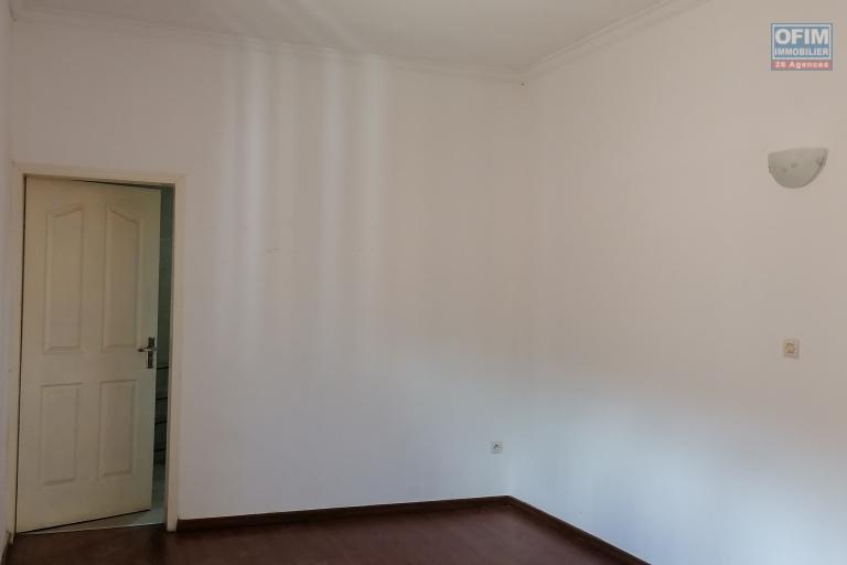 À louer une jolie villa basse de type F4 dans un quartier résidentiel avec accès facile bord de route principale non loin de l'école française primaire C et à 10 minutes de l'aéroport, sis à Ambohijanahary Ambohibao
