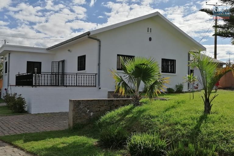 À louer une jolie villa basse de type F4 dans un quartier résidentiel avec accès facile bord de route principale non loin de l'école française primaire C et à 10 minutes de l'aéroport, sis à Ambohijanahary Ambohibao