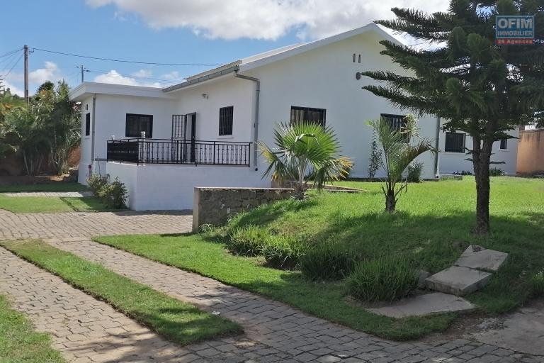 À louer une jolie villa basse de type F4 dans un quartier résidentiel avec accès facile bord de route principale non loin de l'école française primaire C et à 10 minutes de l'aéroport, sis à Ambohijanahary Ambohibao