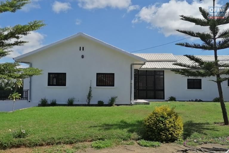 À louer une jolie villa basse de type F4 dans un quartier résidentiel avec accès facile bord de route principale non loin de l'école française primaire C et à 10 minutes de l'aéroport, sis à Ambohijanahary Ambohibao