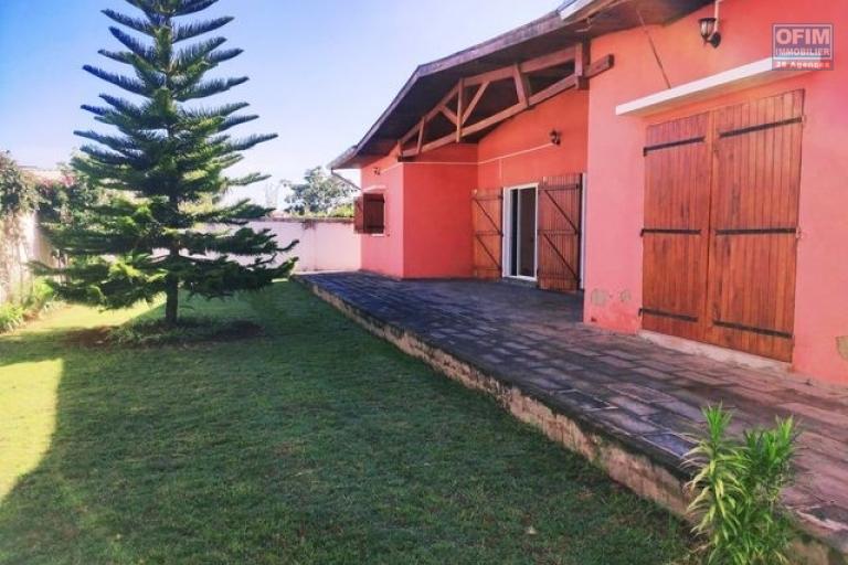 OFIM offre en location une villa basse non meublée F4 avec jardin, garage et dépendance gardien à Ambohijanahary du côté Karibotel. LOUE