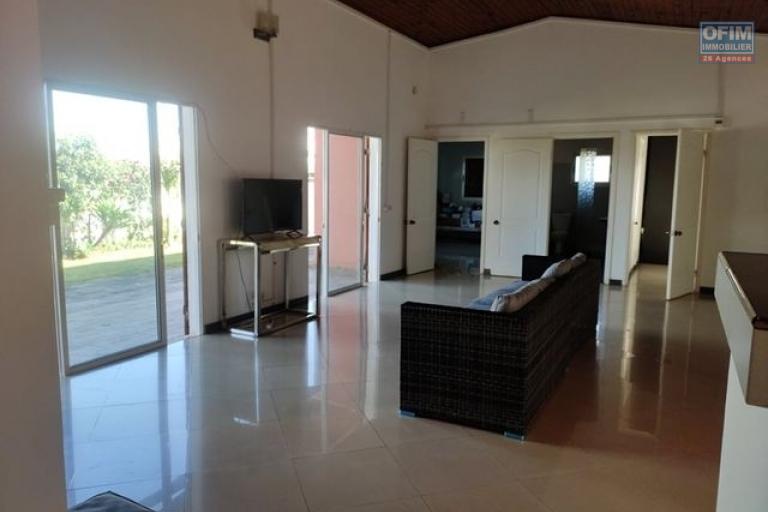 OFIM offre en location une villa basse non meublée F4 avec jardin, garage et dépendance gardien à Ambohijanahary du côté Karibotel