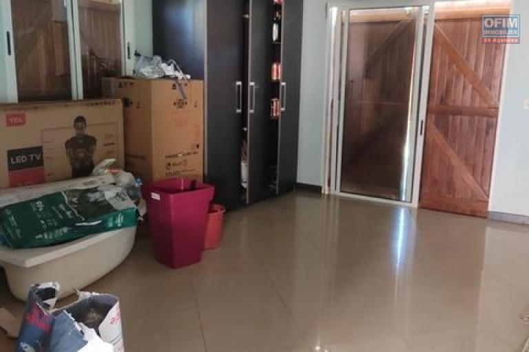 OFIM offre en location une villa basse non meublée F4 avec jardin, garage et dépendance gardien à Ambohijanahary du côté Karibotel. LOUE