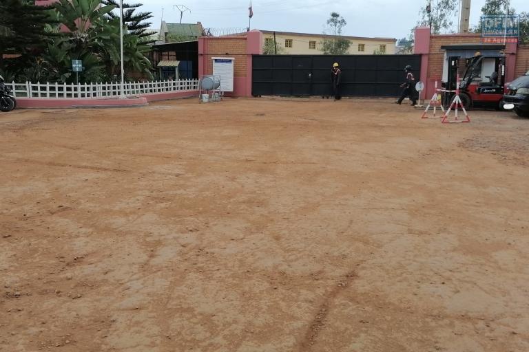 À louer un entrepôt de 430m2, 825m2 et 1000 m2 accessible à tous types de véhicules sis à Anosiala Ambohidratrimo (NON DISPONIBLE)
