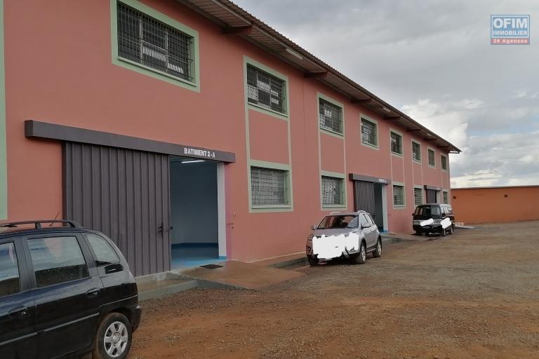 À louer un entrepôt de 430m2, 825m2 et 1000 m2 accessible à tous types de véhicules sis à Anosiala Ambohidratrimo