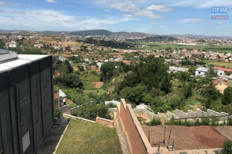 Terrain de 1 580 m2 , entièrement clôturé à Alarosa-Antananarivo