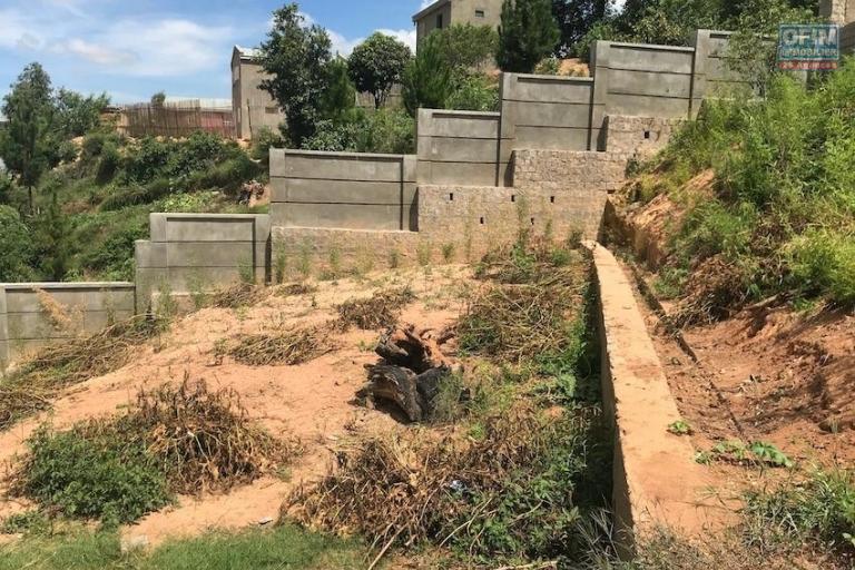 Terrain de 1 580 m2 , entièrement clôturé à Alarosa-Antananarivo