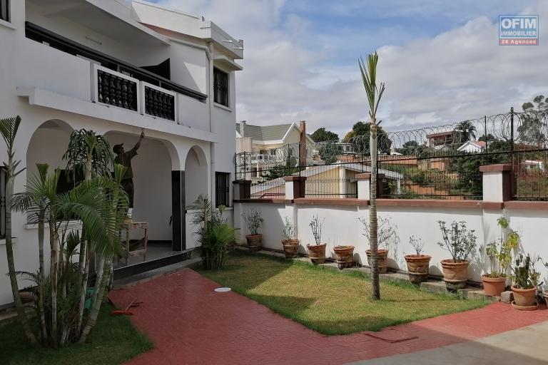 À louer une villa à étage de type F5 dans un quartier résidentiel et à 5mn de l'école primaire C française et l'aéroport Ivato sis à Ankadindravola