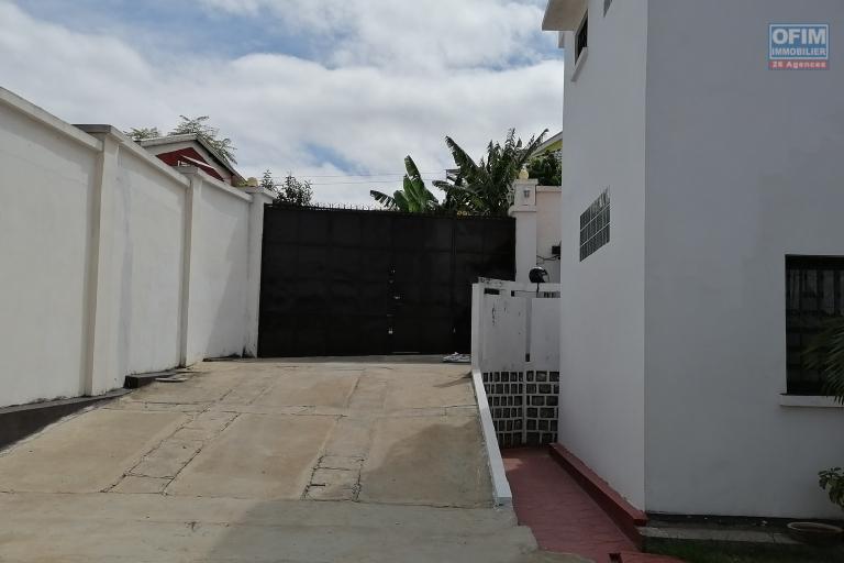 À louer une villa à étage de type F5 dans un quartier résidentiel et à 5mn de l'école primaire C française et l'aéroport Ivato sis à Ankadindravola ( NON DISPONIBLE )