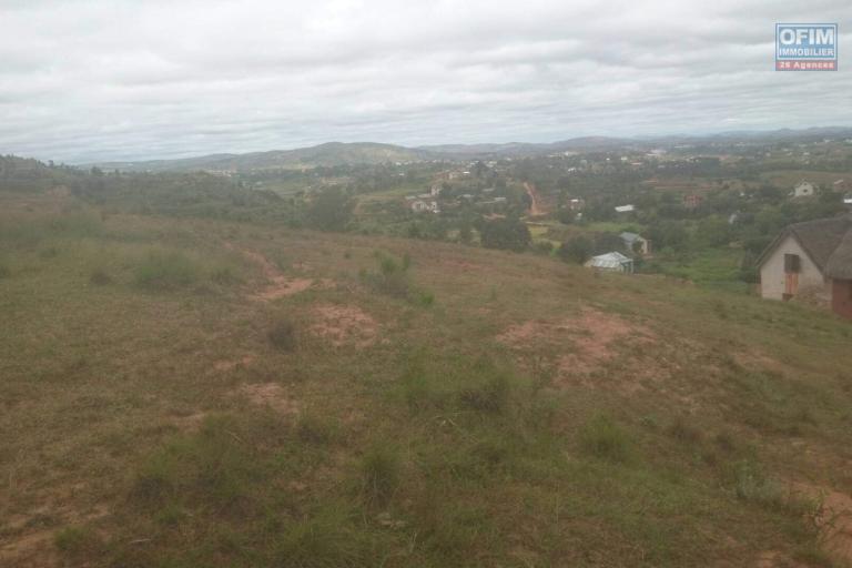 Terrain de 7 666 M2,  en bord de route en pavée sis à Ambohimanga- Antananarivo