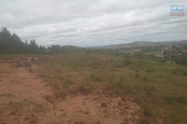 Terrain de 7 666 M2,  en bord de route en pavée sis à Ambohimanga- Antananarivo