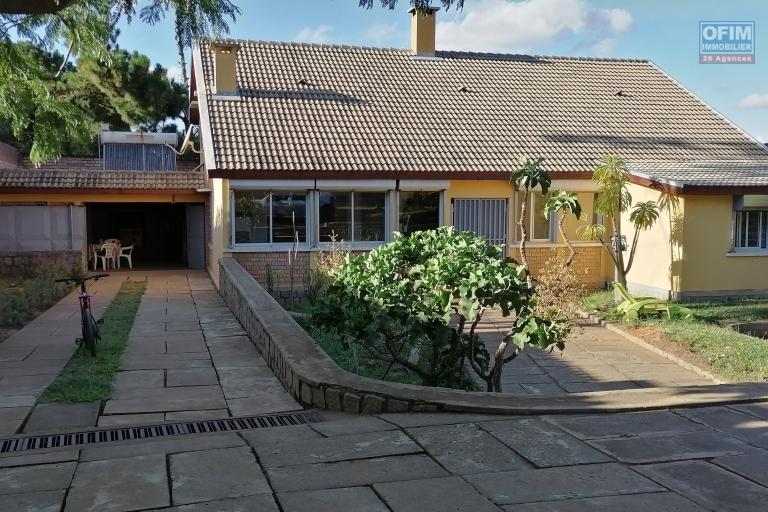À louer une villa à étage semi-meublee de type F6 bâtie sur un terrain verdoyant de 1 300 m2 dans un quartier calme et résidentiel d'Anosiala Ambohidratrimo non loin de l'aéroport international Ivato