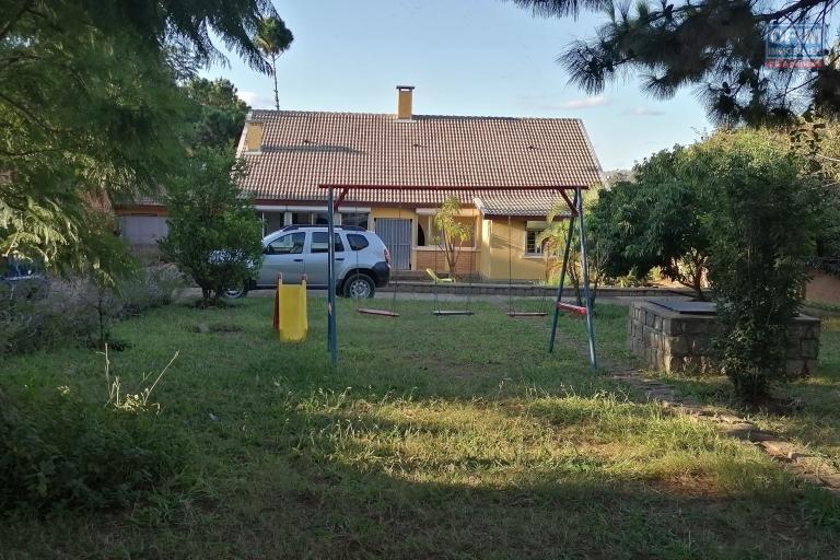 À louer une villa à étage semi-meublee de type F6 bâtie sur un terrain verdoyant de 1 300 m2 dans un quartier calme et résidentiel d'Anosiala Ambohidratrimo non loin de l'aéroport international Ivato