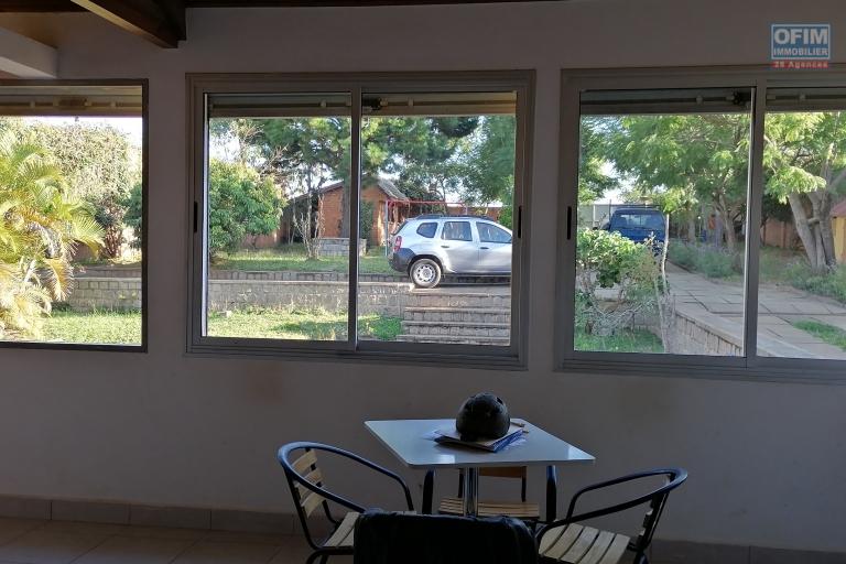 À louer une villa à étage semi-meublee de type F6 bâtie sur un terrain verdoyant de 1 300 m2 dans un quartier calme et résidentiel d'Anosiala Ambohidratrimo non loin de l'aéroport international Ivato
