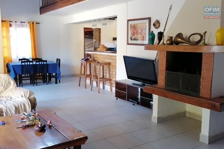 À louer une villa à étage semi-meublee de type F6 bâtie sur un terrain verdoyant de 1 300 m2 dans un quartier calme et résidentiel d'Anosiala Ambohidratrimo non loin de l'aéroport international Ivato