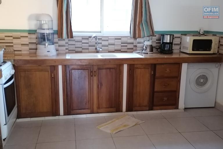 À louer une villa à étage semi-meublee de type F6 bâtie sur un terrain verdoyant de 1 300 m2 dans un quartier calme et résidentiel d'Anosiala Ambohidratrimo non loin de l'aéroport international Ivato