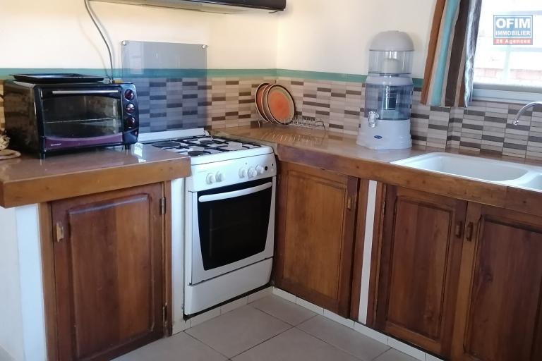 À louer une villa à étage semi-meublee de type F6 bâtie sur un terrain verdoyant de 1 300 m2 dans un quartier calme et résidentiel d'Anosiala Ambohidratrimo non loin de l'aéroport international Ivato