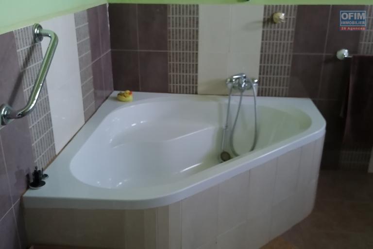 À louer une villa à étage semi-meublee de type F6 bâtie sur un terrain verdoyant de 1 300 m2 dans un quartier calme et résidentiel d'Anosiala Ambohidratrimo non loin de l'aéroport international Ivato