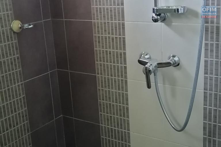 À louer une villa à étage semi-meublee de type F6 bâtie sur un terrain verdoyant de 1 300 m2 dans un quartier calme et résidentiel d'Anosiala Ambohidratrimo non loin de l'aéroport international Ivato