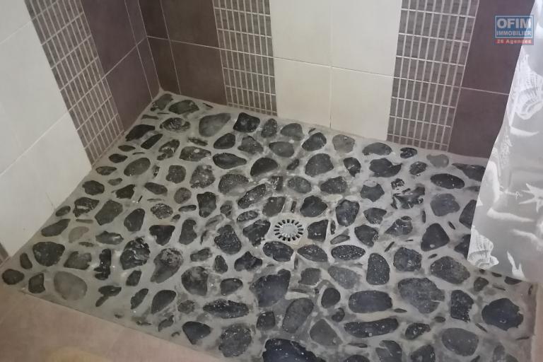 À louer une villa à étage semi-meublee de type F6 bâtie sur un terrain verdoyant de 1 300 m2 dans un quartier calme et résidentiel d'Anosiala Ambohidratrimo non loin de l'aéroport international Ivato