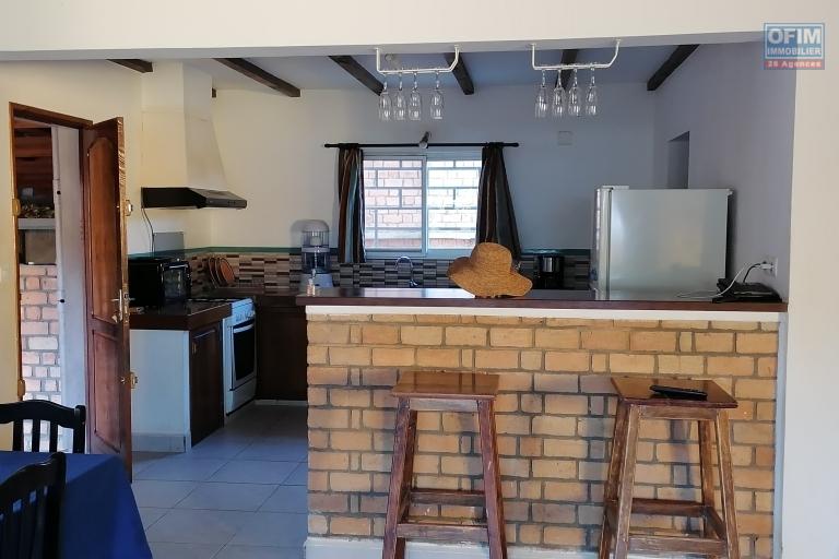 À louer une villa à étage semi-meublee de type F6 bâtie sur un terrain verdoyant de 1 300 m2 dans un quartier calme et résidentiel d'Anosiala Ambohidratrimo non loin de l'aéroport international Ivato