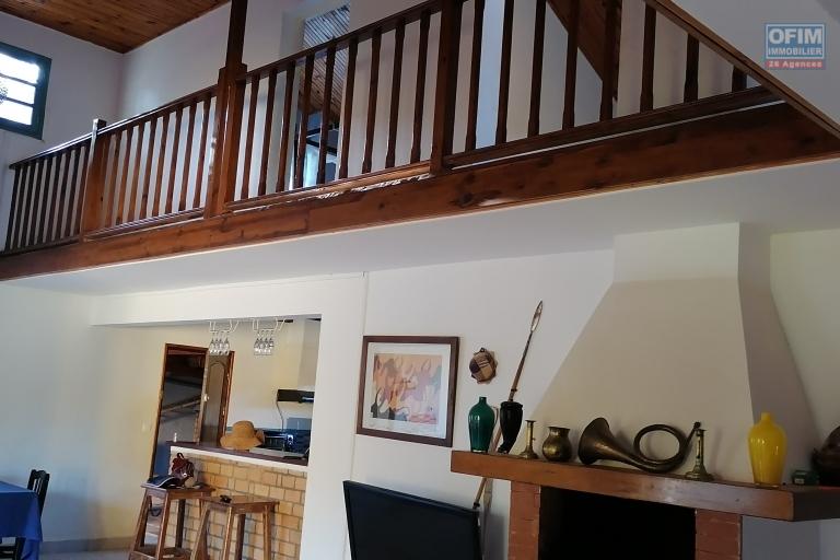 À louer une villa à étage semi-meublee de type F6 bâtie sur un terrain verdoyant de 1 300 m2 dans un quartier calme et résidentiel d'Anosiala Ambohidratrimo non loin de l'aéroport international Ivato