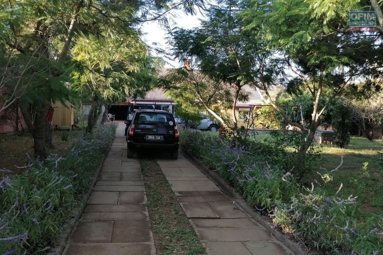 À louer une villa à étage semi-meublee de type F6 bâtie sur un terrain verdoyant de 1 300 m2 dans un quartier calme et résidentiel d'Anosiala Ambohidratrimo non loin de l'aéroport international Ivato